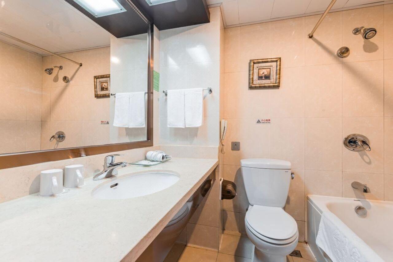 Rezen Select Huajing Hotel 4*